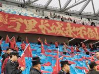 开云体育电脑版-比赛现场的气氛异常热烈，球迷席上挥舞着旗帜呼喊的简单介绍