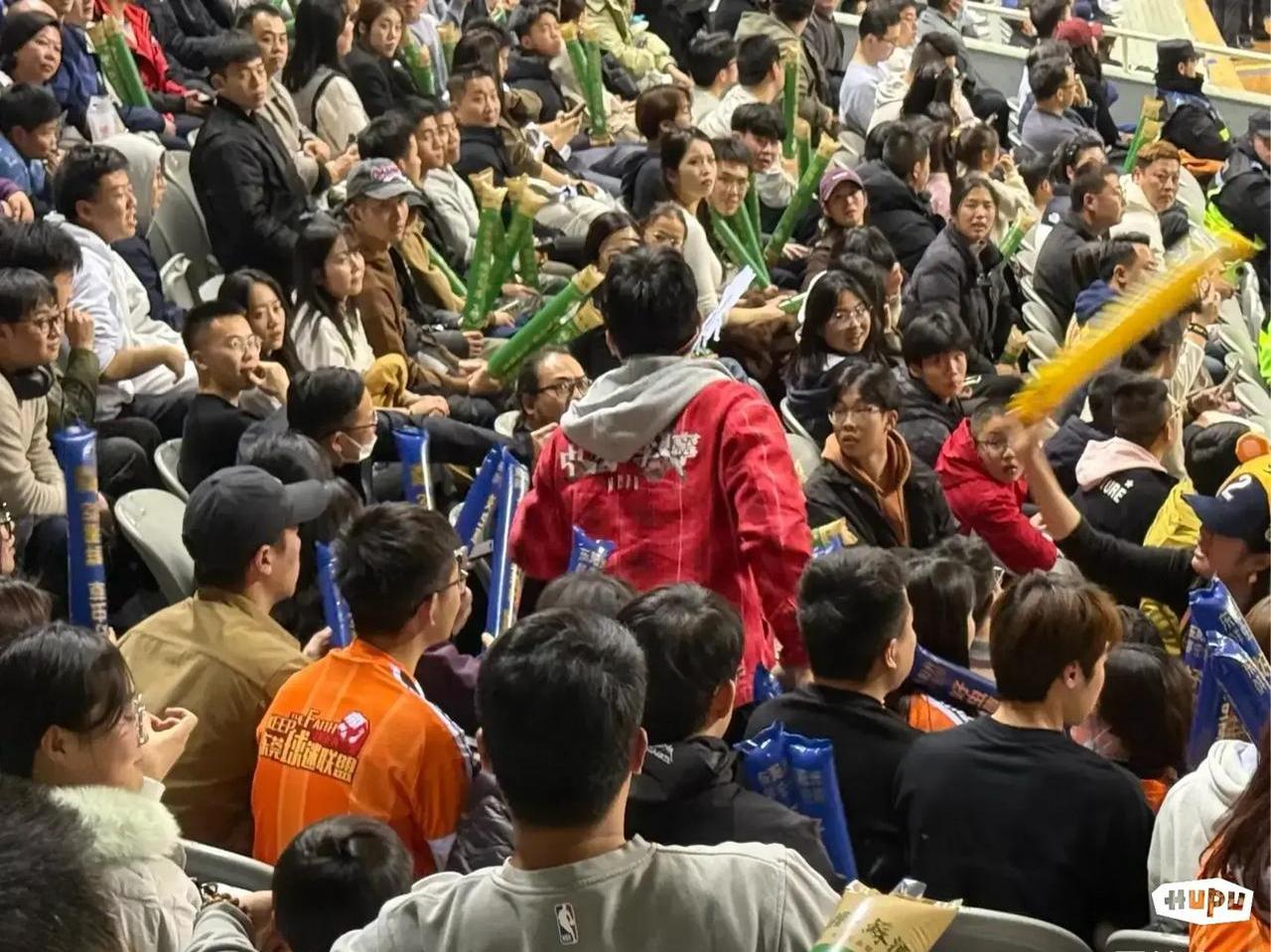 比赛现场的气氛异常热烈，球迷席上挥舞着旗帜呼喊的简单介绍