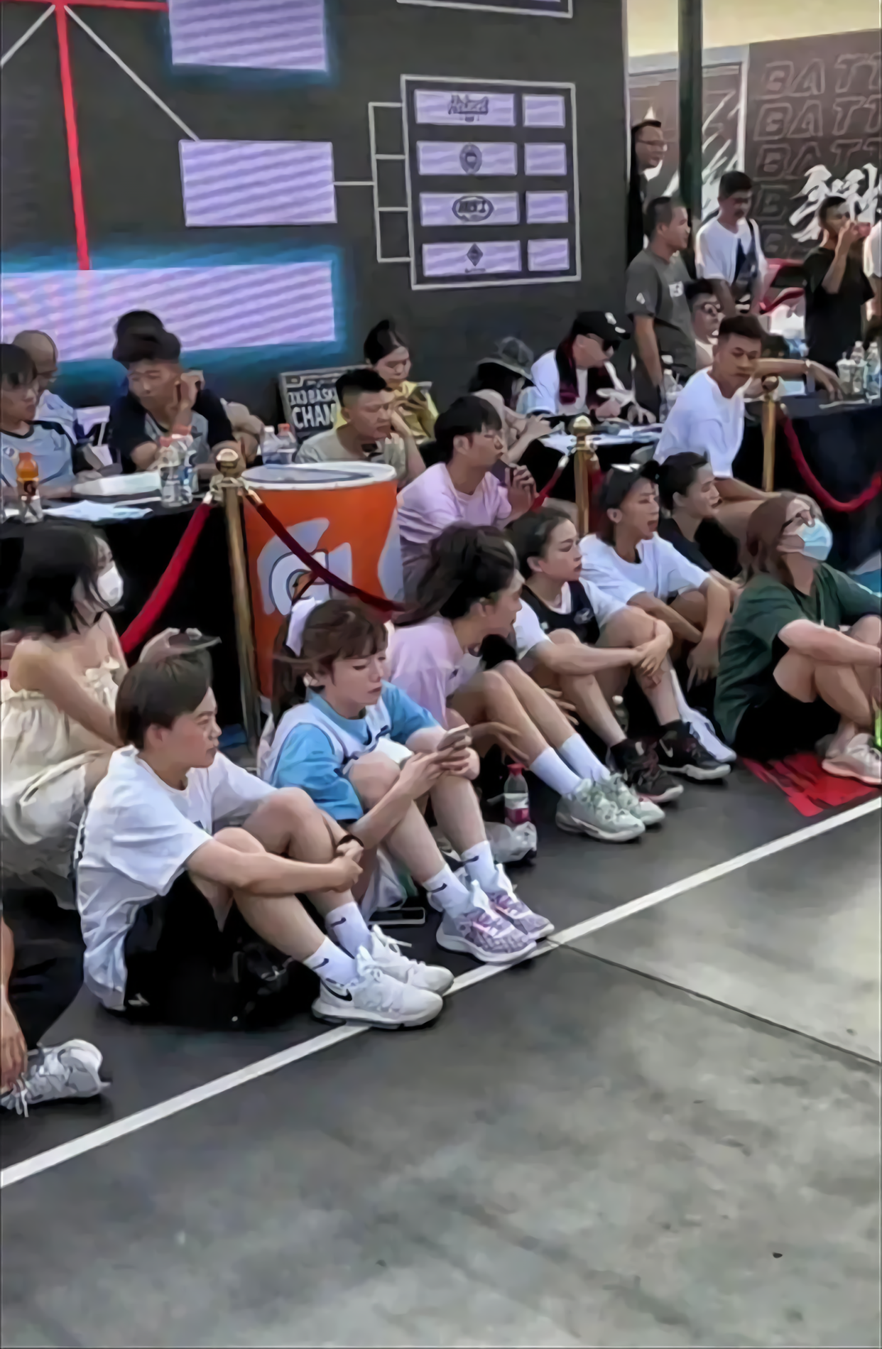 热闹球场涌现众多体育爱好者的简单介绍